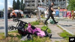 14일 러시아군의 미사일 공격이 단행된 우크라이나 서부 도시 빈니차 시내에 유모차가 넘어진 채 방치돼 있다. 현장에서 숨진 4세 여자 어린이 '리사'의 것으로 보인다.