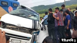 ট্রেনের ধাক্কায় চূর্ণবিচূর্ণ মাইক্রোবাস