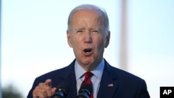 Presiden AS Joe Biden berbicara dari balkoni Blue Room Gedung Putih, Washington, pada 1 Agustus 2022. (Foto: Pool via AP/Jim Watson)