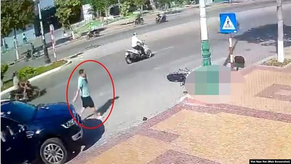 Hình ảnh trích xuất từ camera an ninh ghi lại vụ tai nạn hôm 28/6, trong đó thiếu tá quân đội Hoàng Văn Minh đâm ô tô vào nữ sinh trung học Hồ Hoàng Anh khiến nạn nhân tử vong tại thành phố Phan Rang-Tháp Chàm ở Ninh Thuận.