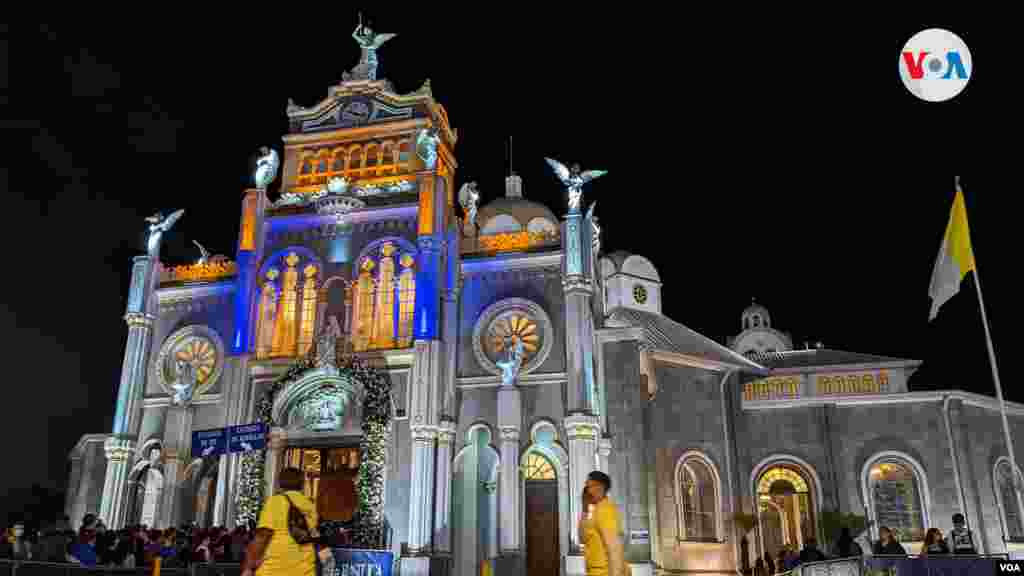 Así lucía de noche del lunes la basílica de los Ángeles, en Cartago, una provincia ubicada a unos 20 kilómetros de la capital costarricense. Foto Miguel Bravo, VOA