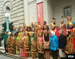 Tim Muhibah Angklung seusai pentas di Washington, DC (VOA/Puspita).