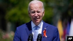 Foto Achiv: Prezidan Joe Biden pale sou gazon Sid Lamezonblanch la, 11 Jiye 2022 nan Washington. 