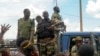 Sejumlah tentara Mali disambut oleh para warga ketika mereka memasuki area kamp militer di Kati, Mali, pada 22 Juli 2022. (Foto: AP/Mousthapha Diallo)