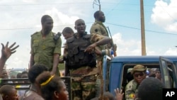 말리 군인들이 22일 주민들의 환영 속에 카티의 군기지로 들어오고 있다. 