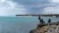Chofe taksi chita bo kote lanme pandan yap tann kliyan yo nan Grand Bahama, Bahamas, 6 Oct. 2019. 