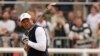 Tiger Woods usai melakukan pukulan di hole 1 pada putaran pertama kejuaraan golf British Open di Old Course di St. Andrews, Skotlandia, Kamis, 14 Juli 2022. (Foto: AP)