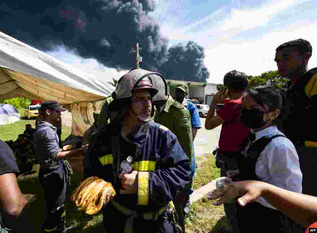 Fuerzas especializadas contra incendios comenzaron a llegar con sus equipamiento desde México y Venezuela, que enviaron aviones y helicópteros el sábado por la noche. (Foto de YAMIL LAGE / AFP)