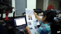 Una periodista sostiene una copia del diario independiente La Prensa con un titular que dice en español; “Aduana autoriza entrega de papel", en Managua, Nicaragua, el 7 de febrero de 2020. 