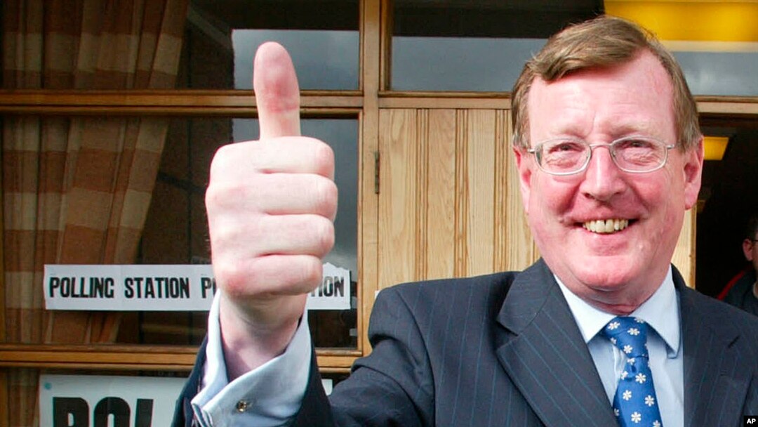 Politisi Irlandia Utara David Trimble meninggalkan tempat pemungutan suara di Lisburn, Irlandia Utara, pada 5 Mei 2005, setelah menggunakan hak pilihnya dalam pemilu negara tersebut. (Foto: AP/Peter Morrison)