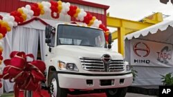 Truk Hino pertama yang dirakit di Amerika Utara diresmikan di TABC, Inc., Long Beach, California, 19 Oktober 2004.. (AP /Damian Dovarganes, File)