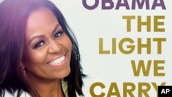 Imaj sa a ke Random House pibliye montre kouveti liv ansyen premye dam Etazini Michelle Obama a "The Light We Carry".