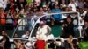 Paus Fransiskus saat tiba untuk melangsungkan Misa di stadion persemakmuran Edmonton, Alberta, Kanada, Selasa (26/7). 
