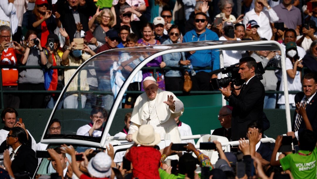 For some reason Megalovania played during an audience with the Pope - The  Verge