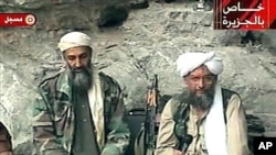 ARCHIVO - Osama bin Laden, izquierda, y Ayman al-Zawahiri hablan en la televisión Al Jazeera contra los ataques estadounidenses contra el régimen talibán en Afganistán, en esta imagen tomada de un video.