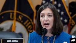 La representante Elaine Luria, D-Va., habla mientras el Comité de la Cámara que investiga el ataque del 6 de enero al Capitolio de EEUU celebra una audiencia en el Capitolio en Washington el jueves 21 de julio de 2022. (Foto AP/J. Scott Applewhite )