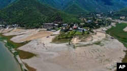 Una vista del embalse de La Boca, que abastece de agua a la ciudad norteña de Monterrey está casi seco, en momentos en que la parte norte de México se ve impactada por una intensa sequía, en Santiago, México, el 9 de julio de 2022. 