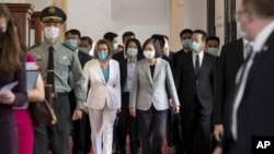 En esta foto publicada por la Oficina Presidencial de Taiwán, la presidenta de la Cámara de Representantes de Estados Unidos, Nancy Pelosi, centro izquierda, y la presidenta de Taiwán, Tsai Ing-wen, llegan a una reunión en Taipei, Taiwán, el miércoles 3 de agosto de 2022.