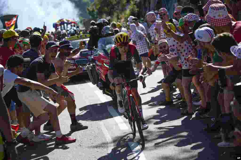 Stage winner Thomas Pidcock of Britain climbs Alpe D&#39;Huez during the 12th stage of the Tour de France cycling race, covering 165.5 kilometers, with the start in Briancon and the finish in Alpe d&#39;Huez, France.