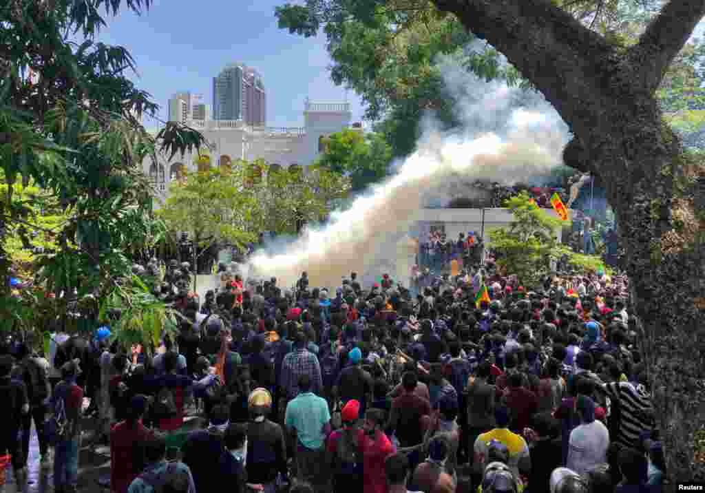 Demonstrators gather outside the office of Sri Lanka&#39;s Prime Minister Ranil Wickremesinghe in Colombo, July 13, 2022.