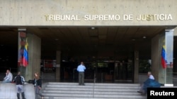 La gente se ve frente al edificio del Tribunal Supremo de Justicia de Venezuela (TSJ) en Caracas, Venezuela 28 de junio de 2017.