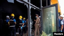 افسران پولیس تایلند هنگام بررسی آتش سوزی در یکی از کلب های شبانهٔ آن کشور