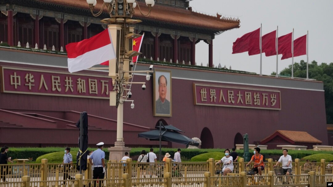 北京为欢迎印尼总统维多多访华在天安门前悬挂中国与印尼国旗。（2022年7月25日）