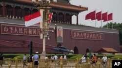 北京為歡迎印尼總統維多多訪華在天安門前懸掛中國與印尼國旗。（2022年7月25日）