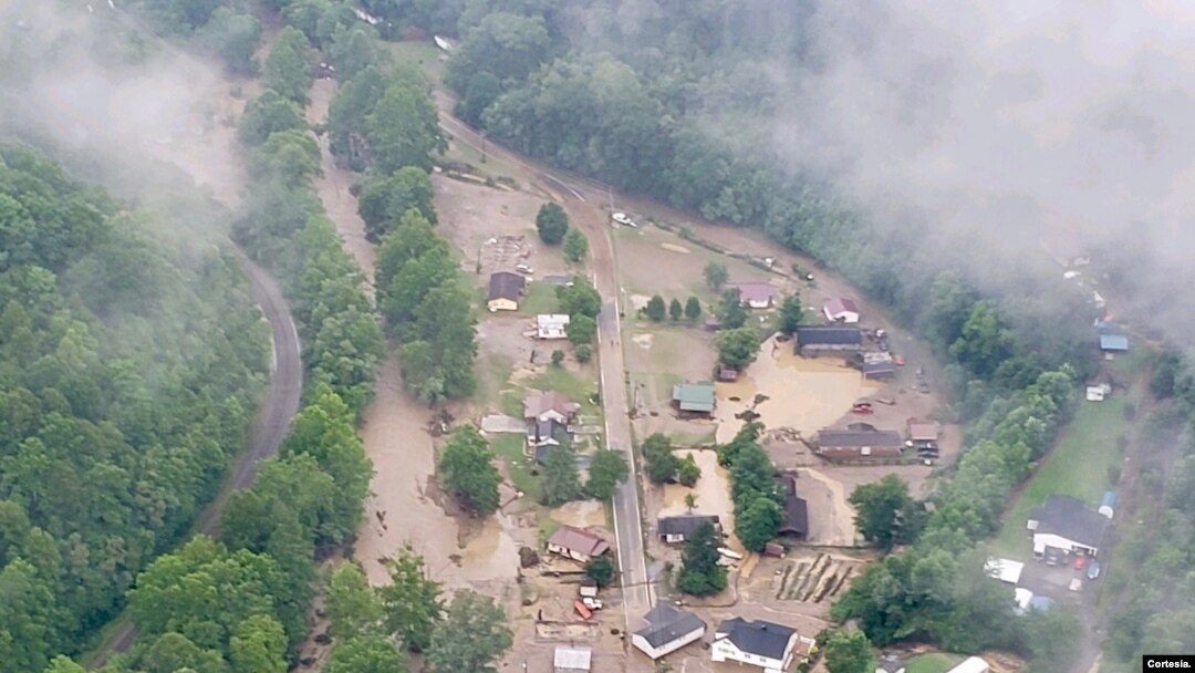 La foto tomada de un tuit del Departamento de Administración de Emergencias de Virgina muestra parte de las inundaciones ocurridas el 13 de julio de 2022.