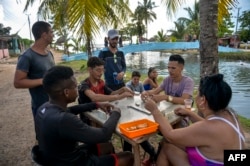 Grupo de cubanos juega al dominó en la playa de Mayabeque en la provincia de Mayabeque, Cuba, el 4 de julio de 2019. El nuevo Código de Familia será votado en referendo el 25 de septiembre de 2022.