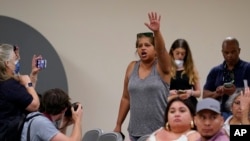 Tina Quintanilla-Taylor levanta su voz mientras trata de hacer una pregunta al comité de investigación de la Cámara de Representantes de Texas en una conferencia de prensa después de que publicaron su informe completo sobre los tiroteos en la Escuela Primaria Robb, el domingo 17 de julio de 2022, en Uvalde. Texas. (Foto AP/Eric Gay)