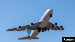 Una vista del avión Boeing 747 registrado con el número YV3531 de la aerolínea venezolana Emtrasur Cargo despegando en el aeropuerto internacional de Córdoba, Ambrosio Taravella, en Córdoba, Argentina, el 6 de junio de 2022. 