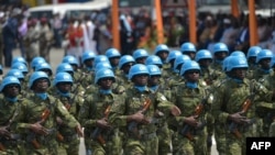 Tentara asal Pantai Gading, yang tergabung ke dalam misi perdamaian PBB di Mali, ambil bagian dalam perayaan hari kemerdekaan Pantai Gading yang ke-59 di Abidjan, Pantai Gading, pada 7 Agustus 2019. (Foto: AFP/Sia Kambou)