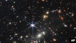 Скопление галактик SMACS 0723 (одна из фотографий, сделанных космическим телескопом «Джеймс Уэбб»)