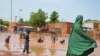 Une rue inondée de Niamey, la capitale du Niger, à la suite de fortes pluies, le 15 juin 2017. (Photo de BOUREIMA HAMA / AFP)