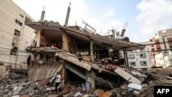 Palestinci spašavaju stvari iz ruševina svoje kuće, nakon izraelskih zračnih napada na grad Gaza, 7. avgusta 2022. (Foto: Mahmud Hams/AFP)