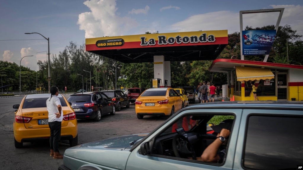 古巴驾车人在首都哈瓦那排队加油（2022年7月14日）(photo:VOA)