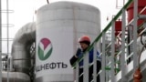Работник нефтеперерабатывающего завода Novoil в Уфе, в Башкирии - российском регионе (архивное фото).