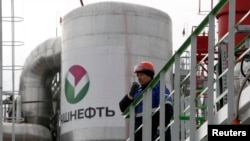 Работник нефтеперерабатывающего завода Novoil в Уфе