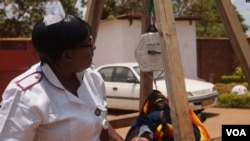 মালাউইয়ের লিলংওয়ের আচিকোন্ডি কমিউনিটি ক্লিনিকে একটি শিশুর ওজন করছে মালাউইয়ের একজন নার্স। 