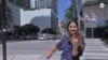 Olivia De Armas, violinista cubana interpretando música en las calles de Miami, EEUU, el 21 de julio de 2022. [Foto: Luis F. Rojas, VOA.]