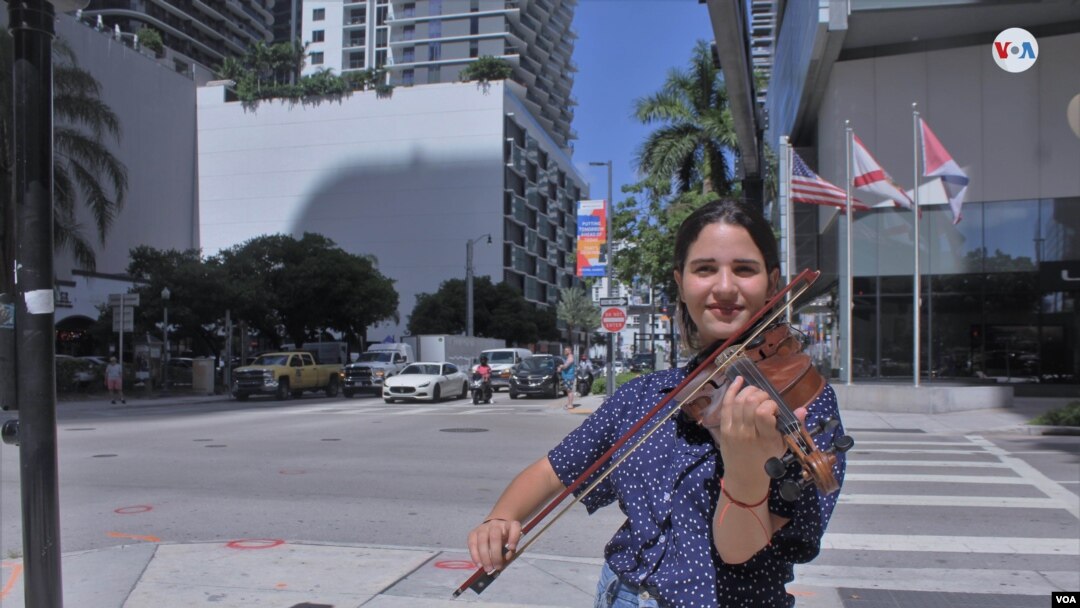 Olivia De Armas, violinista cubana interpretando música en las calles de Miami, EEUU, el 21 de julio de 2022. [Foto: Luis F. Rojas, VOA.]