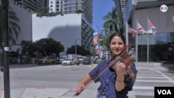 Olivia De Armas, violinista cubana interpretando música en las calles de Miami, EEUU, el 21 de julio de 2022. [Foto: Luis F. Rojas, VOA.]