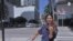 Olivia De Armas, violinista cubana interpretando música en las calles de Miami, EEUU, el 21 de julio de 2022. [Foto: Luis F. Rojas, VOA.]