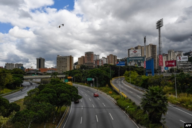 Vista general de la autopista Francisco Fajardo, en Caracas, Venezuela, 6 de enero de 2021.