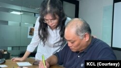 曾遭中国监禁的台湾籍人权工作者李明哲与妻子李净瑜在位于台北的国际特赦组织写信声援人权受害者 (美国之音记者金谷摄)