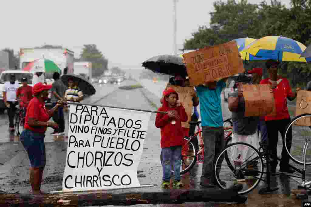 Los manifestantes bloquean la carretera Panamericana en Aguadulce, Panamá, el 14 de julio de 2022.