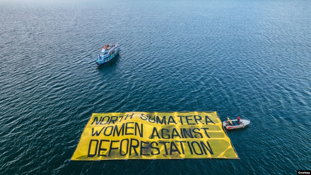 Sejumlah aktivis perempuan melakukan kampanye terkait perlindungan hak masyarakat adat dan menolak deforestasi di kawasan Danau Toba, Sumatra Utara. Rabu 20 Juli 2022. (Courtesy: Greenpeace Indonesia)