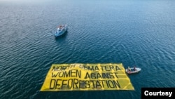 Sejumlah aktivis perempuan melakukan kampanye terkait perlindungan hak masyarakat adat dan menolak deforestasi di kawasan Danau Toba, Sumatra Utara. Rabu 20 Juli 2022. (Courtesy: Greenpeace Indonesia)