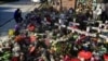 Archivo - Un hombre se arrodilla el 2 de junio de 2022 frente a un sitio en memoria de las víctimas de un tiroteo en la escuela primaria Robb ocurrido el 24 de mayo, en Uvalde, Texas. (AP Foto/Eric Gay, Archivo)